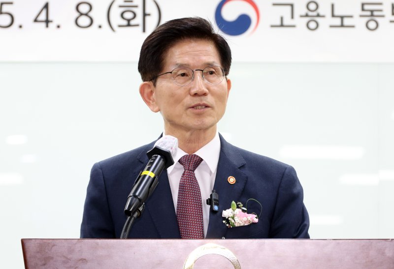 [세종=뉴시스] 강종민 기자 = 김문수 고용노동부 장관이 8일 세종시 정부세종청사에서 열린 이임식에서 이임사를 하고 있다. 2025.04.08. ppkjm@newsis.com
