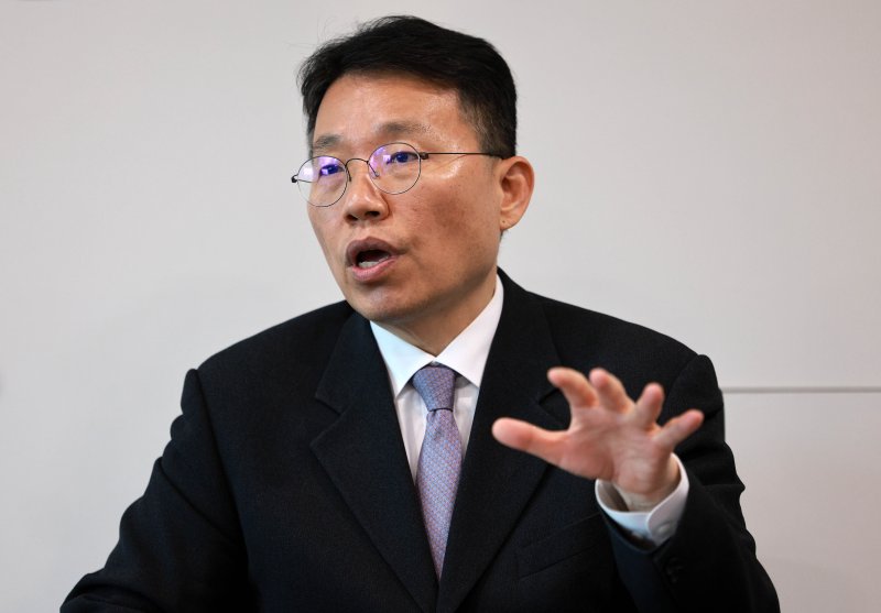 [서울=뉴시스] 고범준 기자 = 정익중 아동권리보장원 원장이 8일 서울 중구 아동권리보장원에서 뉴시스와 인터뷰를 하고 있다. 2025.04.09. bjko@newsis.com