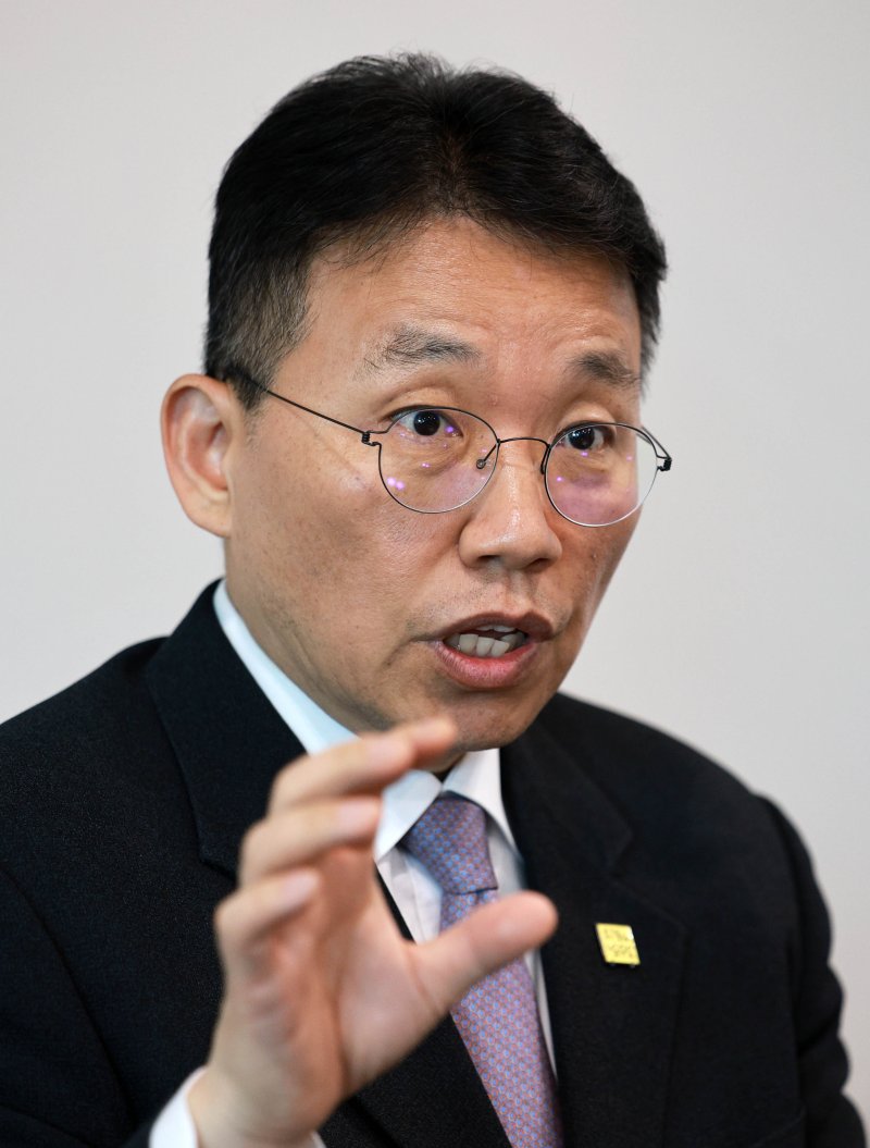 [서울=뉴시스] 고범준 기자 = 정익중 아동권리보장원 원장이 8일 서울 중구 아동권리보장원에서 뉴시스와 인터뷰를 하고 있다. 2025.04.09. bjko@newsis.com