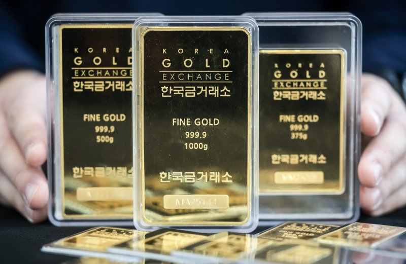 [서울=뉴시스] 정병혁 기자 = 1일 서울 종로구 한국금거래소 종로본점에 골드바가 진열되어 있다.도널드 트럼프 미국 대통령의 상호관세 부과를 앞두고 국제 금값이 또 다시 최고치를 갈아치웠다. 31일(현지 시간) AP통신 등에 따르면 이날 뉴욕시장에서 금 현물 가격은 한 때 온스당 3160달러(약 466만 원)까지 오르며 최고치를 경신했다. 이는 1년 전 886달러보다 약 40% 높은 수준이다. 트럼프 대통령은 2일 각국에게 상호관세를 부과하겠다며 이를 ‘해방의 날’로 명명했다. 관세로 인한 인프레이션 우려 등도 함께 고조되며 금값이