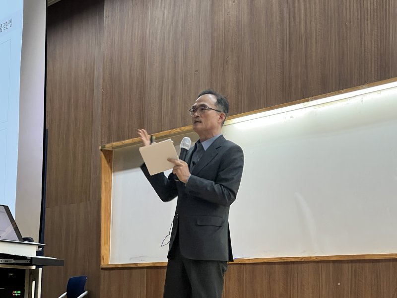 문무일 전 검찰총장이 8일 오후 6시 서울 마포구 서강대학교 정하상관에서 '민주주의와 법률가의 역할' 특별강연에서 발언하고 있다. 2025.04.08/뉴스1 ⓒ 뉴스1 김민수 기자 ⓒ News1 김민수 기자