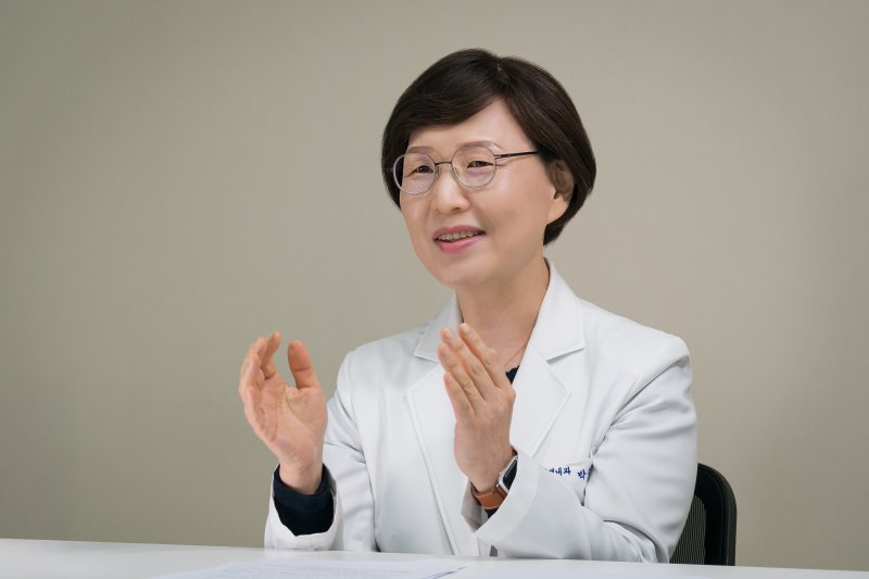 [서울=뉴시스] 박경화 고려대학교 안암병원 종양내과 교수가 최근 뉴시스와의 인터뷰에서 설명하고 있다. 2025.04.09. photo@newsis.com *재판매 및 DB 금지
