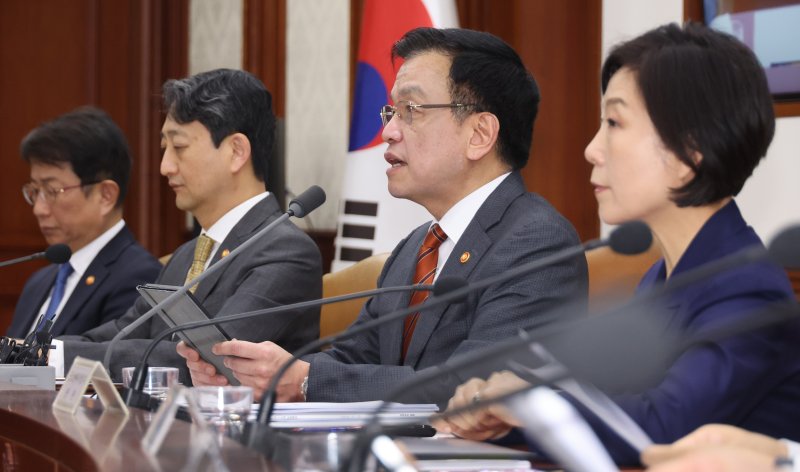 [서울=뉴시스] 최진석 기자 = 최상목 대통령 권한대행 부총리 겸 기획재정부 장관이 19일 정부서울청사에서 열린 국정현안관계장관회의 겸 경제관계장관회의 겸 산업경쟁력강화관계장관 회의에서 발언하고 있다. (대통령실통신사진기자단) 2025.03.19. myjs@newsis.com