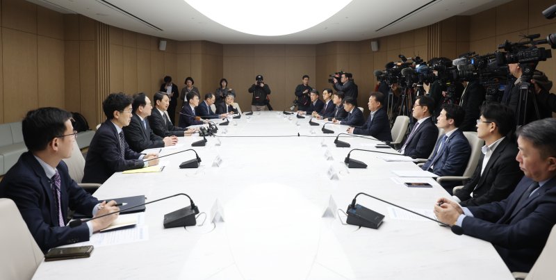 [서울=뉴시스] 김진아 기자 = 안덕근 산업통상자원부 장관이 27일 서울 중구 대한상공회의소에서 열린 '미국의 자동차 관세 부과 민관 합동 긴급 대책회의'에서 발언하고 있다. 2025.03.27. bluesoda@newsis.com