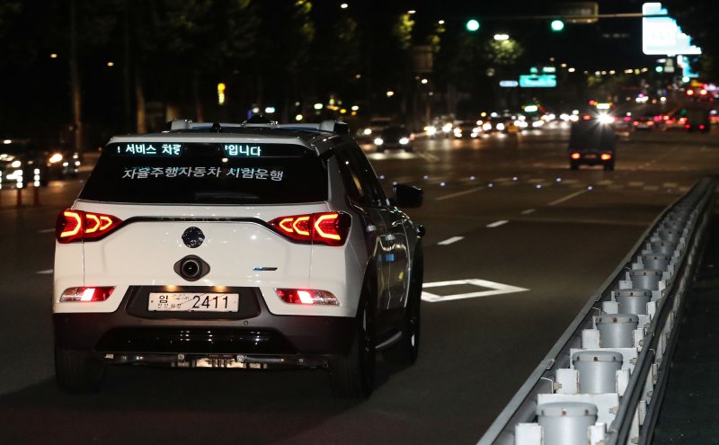 [서울=뉴시스] 김진아 기자 = 25일 저녁 서울 강남구 일대에서 국내 첫 심야 자율주행택시가 시범운행되고 있다.2024.09.26. photo@newsis.com