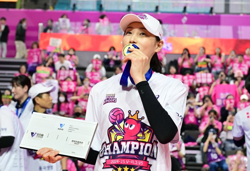여자 프로배구 챔프전 MVP에 오른 흥국생명의 김연경 (출처=연합뉴스)