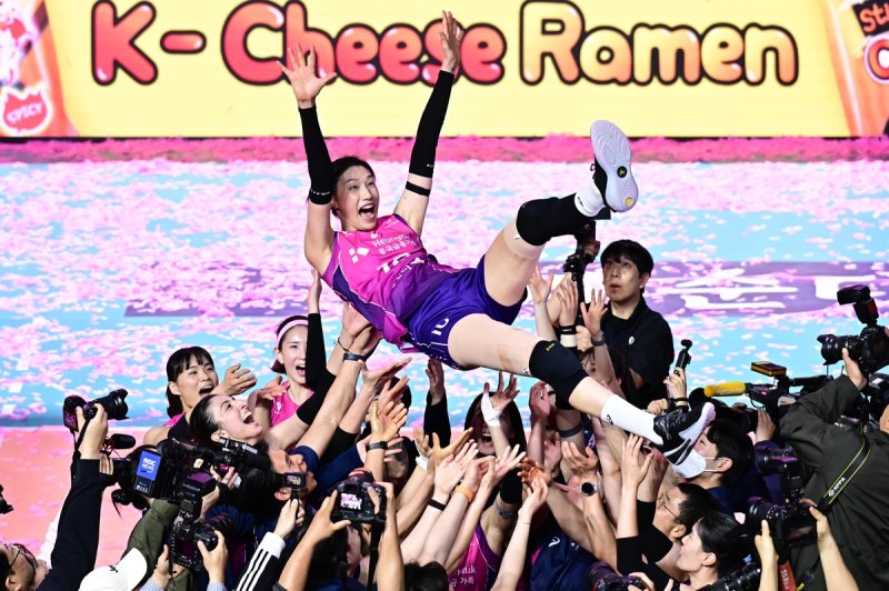 흥국생명 동료들이 헹가래 쳐주는 김연경(중앙) (출처=연합뉴스)