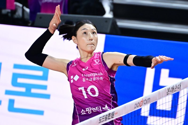 스파이크하는 흥국생명의 김연경 (출처=연합뉴스)