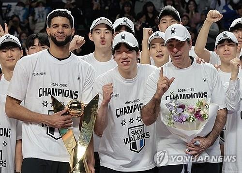 현대캐피탈의 정규리그 1위를 이끈 레오(맨 왼쪽)와 허수봉(중앙) (출처=연합뉴스)