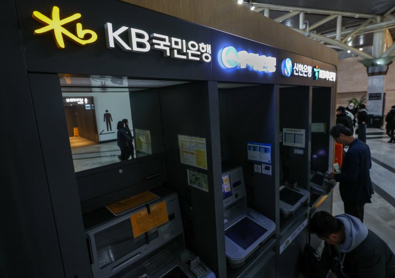 4대 금융지주 1분기 실적 '압도적' 전망: 5조 원 돌파 가능성, 대손충당금에 주목