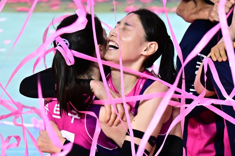 [서울=늇;스] 프로배구 흥국생명 김연경(오른쪽)이 8일 인천삼산월드체육관에서 열린 도드람 2024~2025 V-리그 여자부 챔피언결정전 5차전에서 정관장을 세트 스코어 3-2로 꺾고 우승을 확정한 뒤 환호하고 있다. (사진=KOVO 제공) 2025.04.08. *재판매 및 DB 금지