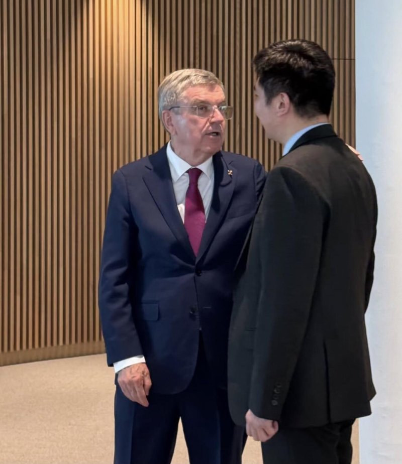 바흐 IOC 위원장(왼쪽)과 만난 유승민 회장 (출처=연합뉴스)