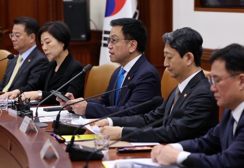 트럼프발 '관세태풍 상륙' ...'생산지 이전' 등 韓기업, 비상국면 돌입