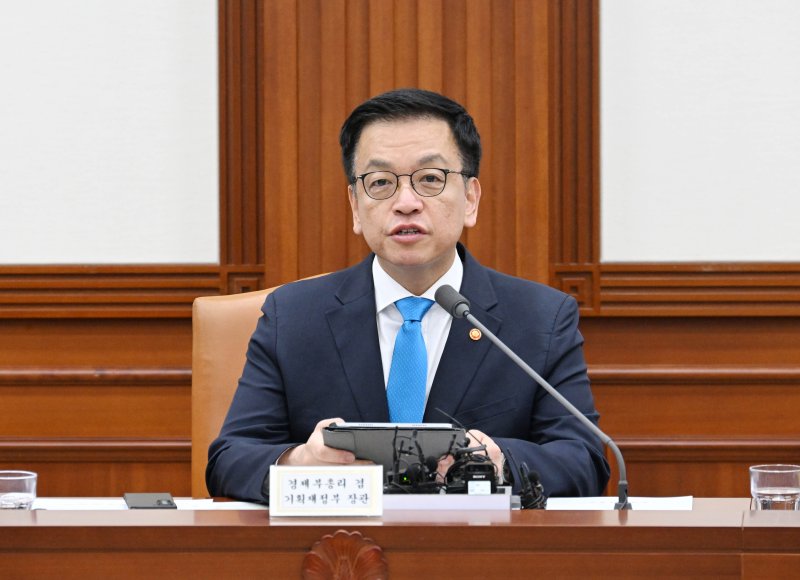 [서울=뉴시스] 최상목 경제부총리 겸 기획재정부 장관은 9일 오전 정부서울청사에서 경제관계장관회의 겸 산업경쟁력강화 관계장관회의를 주재하고 있다. (사진 = 기재부 제공) 2025.04.09. *재판매 및 DB 금지
