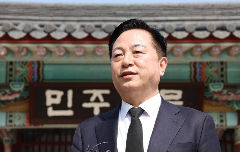 대선출마를 선언한 김두관 전 의원이 8일 오전 광주 북구 운정동 5·18국립민주묘지 참배 후 취재진에게 답하고 있다. 2025.4.8/뉴스1 ⓒ News1 박지현 기자