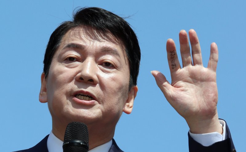 안철수 국민의힘 국회의원이 8일 서울 광화문 이순신 동상 앞에서 제21대 대통령 선거 출마 기자회견을 하고 있다. 2025.4.8/뉴스1 ⓒ News1 김명섭 기자