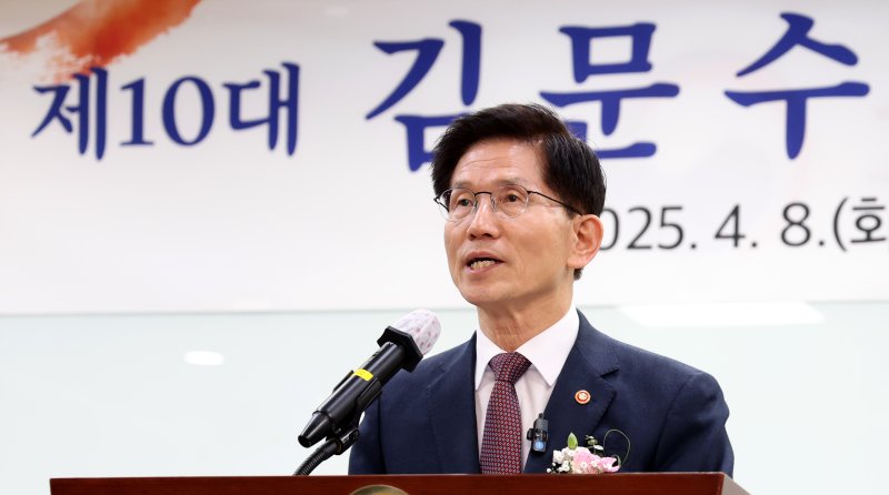 대선 출마를 위해 사의를 표명한 김문수 고용노동부 장관이 8일 오후 세종시 정부세종청사에서 열린 이임식에서 퇴임사를 하고 있다. 2025.4.8/뉴스1 ⓒ News1 김기남 기자