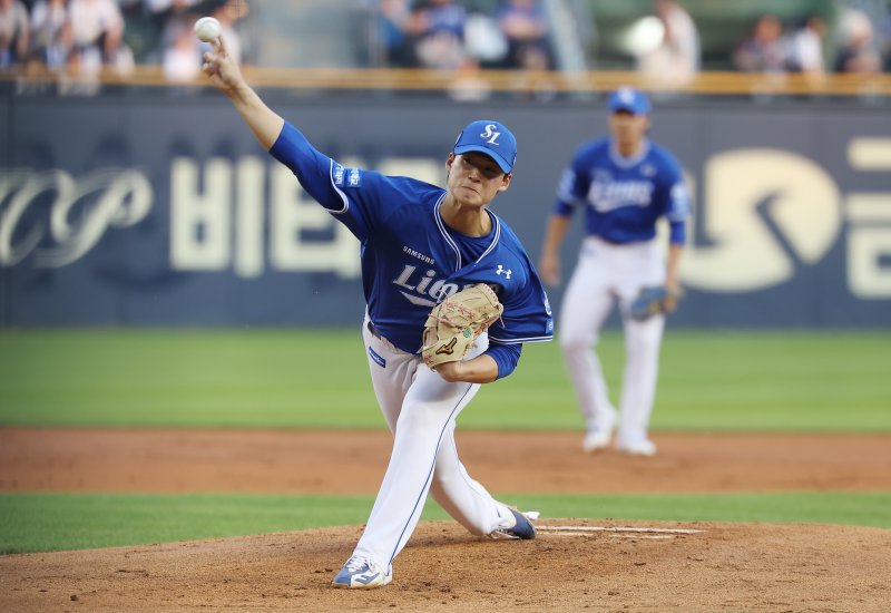 1일 오후 서울 송파구 잠실야구장에서 열린 프로야구 '2024 신한 SOL Bank KBO리그' 두산 베어스와 삼성 라이온즈의 경기에서 1회말 선발 삼성 이호성이 역투하고 있다. 이날 이호성은 5.2이닝 2실점 호투를 펼쳤다. 2024.5.1/뉴스1 ⓒ News1 김민지 기자