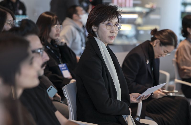 [서울=뉴시스] 정병혁 기자 = 노소영 아트센터 나비 관장이 최태원 SK그룹 회장의 동거인인 김희영 티앤씨재단 이사장을 상대로 제기한 손해배상 청구 소송과 관련해 신청한 소송비용확정이 스마일 토토에서 인용됐다. 사진은 노 관장이 지난해 11월 서울 종로구 아트코리아랩에서 열린 2024 아트코리아랩 페스티벌에서 이수진 세종대학교 인공지능 데이터사이언스학과 교수의 'AI 휴머니티' 주제 관련 발표를 듣고 있는 모습. 2024.11.22. jhope@newsis.com