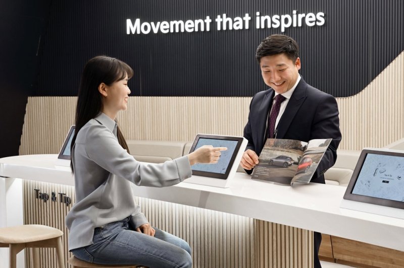 기아 직영 영업점에서 오토컨설턴트가 고객과 상담하는 모습 (출처=연합뉴스)