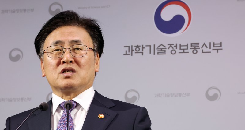 [세종=뉴시스] 강종민 기자 = 유상임 과학기술정보통신부 장관이 7일 세종시 정부세종청사에서 2025년 핵심과제 3월 실적과 4월 추진계획을 발표하고 있다. 2025.04.07. ppkjm@newsis.com