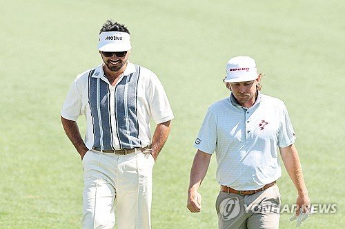 캐머런 스미스(오른쪽)와 연습에 나선 제이슨 데이. (출처=연합뉴스)