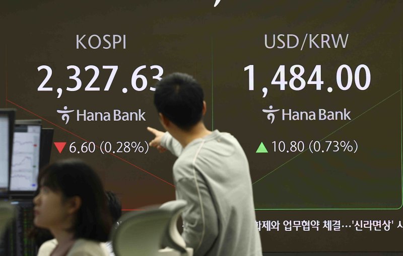 [서울=뉴시스] 김근수 기자 = 코스피는 전 거래일(2334.23)보다 4.24포인트(0.18%) 하락한 2329.99에 개장한 9일 서울 중구 하나은행 딜링룸 전광판에 지수가 표시되고 있다.코스닥 지수는 전 거래일(658.45)보다 4.61포인트(0.70%) 내린 653.84에 거래를 시작했다. 외환시장에서 원·달러 환율은 전 거래일 주간거래 종가(1473.2원)보다 10.8원 오른 1484원에 출발했다. 2025.04.09. ks@newsis.com