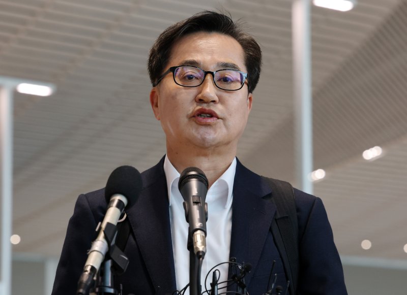 김동연 경기도지사가 9일 인천국제공항에서 자동차 부품 관세 대응을 위해 미국으로 출국하며 대선 출마선언을 하고 있다. 2025.4.9/뉴스1 ⓒ News1 박세연 기자