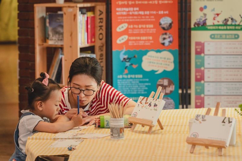 지난해 봄 열린 '예술로 소풍' 중 미술놀이 프로그램에 참여한 어린이와 어머니 모습(아르코 제공)