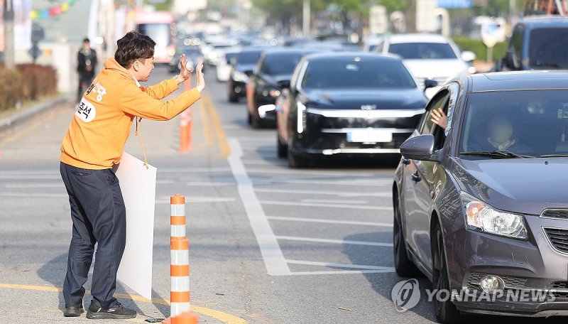 이준석 대선 예비후보, 대구서 출근길 인사 (출처=연합뉴스)
