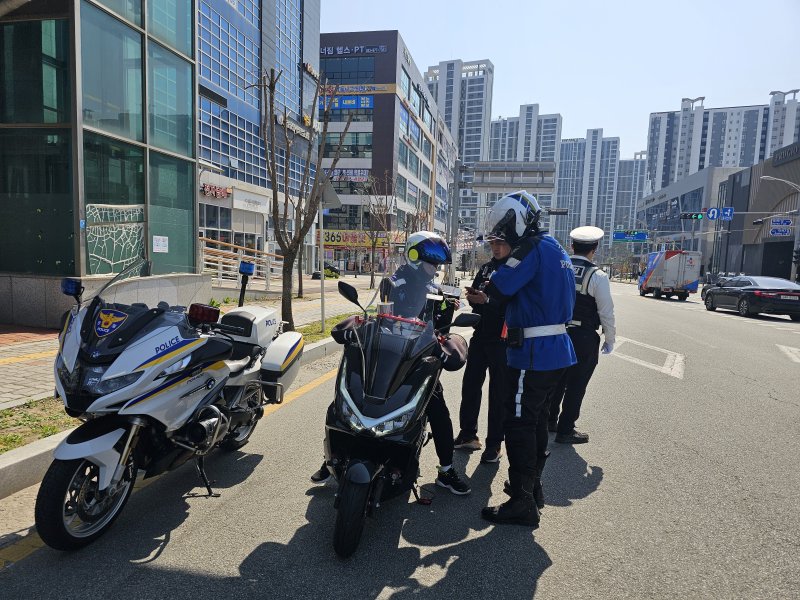 9일 충북 음성경찰서가 한국교통안전공단·음성군과 함께 이륜차 합동단속을 했다고 밝혔다.(음성경찰서 제공. 재판매 및 DB금지)/뉴스1
