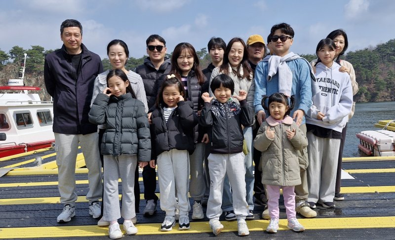 충북 괴산군은 서울시와 공동으로 추진 중인 도농 상생협력 사업 '괴산서울농장'을 본격 운영한다.사진은 올해 첫 프로그램 참여자들.(괴산군 제공)/뉴스1