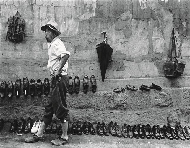 이형록 작가의 '거리의 구두상'(A street shoemaker, Namdaemun Market, Seoul) (출처=연합뉴스)