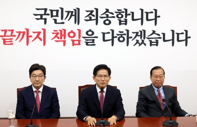 [서울=뉴시스] 조성봉 기자 = 김문수 전 고용노동부 장관이 9일 오전 서울 여의도 국회에서 국민의힘 입당 소감을 밝히고 있다. 왼쪽부터 권성동 원내대표, 김 전 장관, 권영세 비대위원장. 2025.04.09. suncho21@newsis.com
