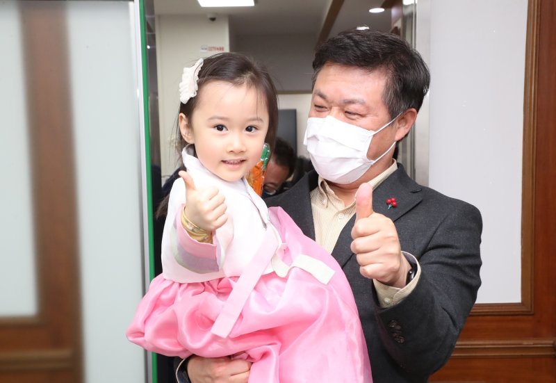 정읍시가 고물가 시대 육아비용 부담에 힘겨운 저소득 가정의 어깨를 덜어주기 위해 기저귀와 분유를 지원한다. 이학수 시장이 어린이를 안고 있다.(정읍시 제공. 재판매 및 DB금지)