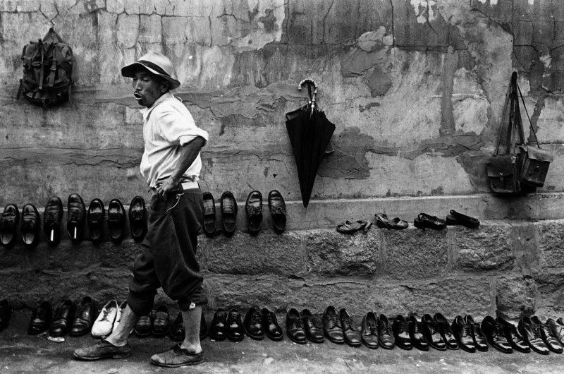 주오스트리아한국문화원에서 열리는 사진전 'Mega Seoul 8 Decades 서울에서 살으렵니다'에 전시되는 이형록 작가의 작품. LEE Hyongrok, A street shoemaker, Namdaemun Market, Seoul, 1956, Gelatin silver print, 26.8×40.7cm Museum Hanmi Collection ⓒLEE Myoungmin (주오스트리아한국문화원 제공) *재판매 및 DB 금지