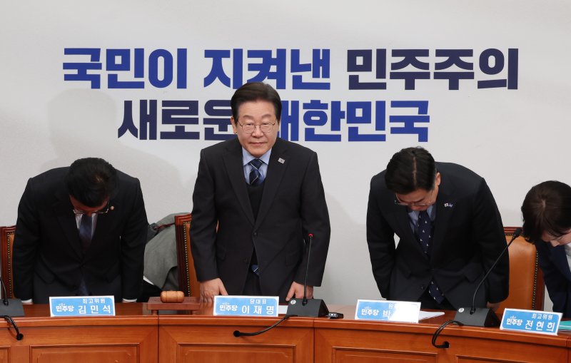 [서울=뉴시스] 고승민 기자 = 이재명 더불어민주당 대표가 9일 서울 여의도 국회에서 열린 최고위원회의에서 시작 전 인사하고 있다. 2025.04.09. kkssmm99@newsis.com
