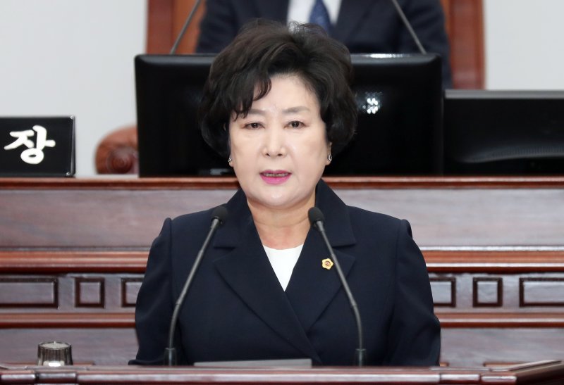 박두화 제주도의회 의원(더불어민주당·비례대표)이 9일 오전 제437회 도의회 임시회 제4차 본회의에서 오영훈 제주도지사를 상대로 도정질문을 하고 있다.(제주도의회 제공, 재판매 및 DB 금지)
