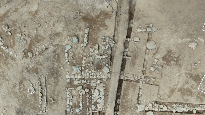 [청주=뉴시스] 충북 청주시 흥덕구 운천근린공원 조성사업 부지에서 발견된 고려~조선시대 건축유적. (사진=청주시 제공) 2025.04.09. photo@newsis.com *재판매 및 DB 금지