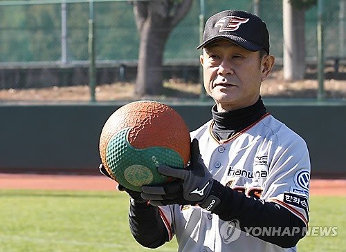 한화 코치로 일할 당시의 박상열 전 코치 (출처=연합뉴스)