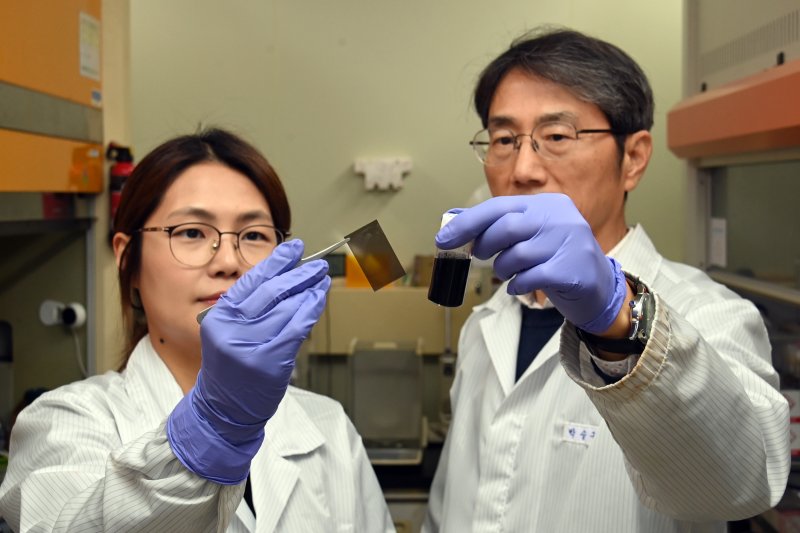 ETRI 연구팀이 그래핀을 안정적으로 분산시켜 빛으로 쉽게 가공 할수 있는 그래핀 광경화 투명 필름을 소개하고 있다. (전자통신연 제공. 재판매 및 DB금지) /뉴스1