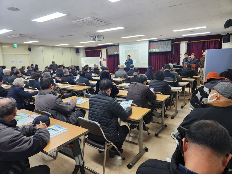 양평군이 과수화상병 예방을 위해 사과 등 재배 농가를 대상으로 방제 약종 무상 지원 및 예방 교육을 진행하고 있다. 양평군 제공