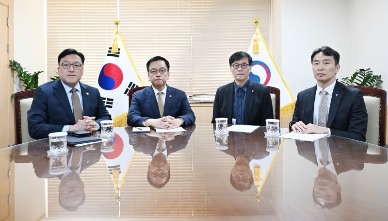 최상목 경제부총리 겸 기획재정부 장관은 4일 거시경제·금융현안 간담회(F4 회의)를 열고고 윤석열 전 대통령의 파면에 따른 금융 및 외환시장의 동향을 점검했다고 밝혔다. (사진 = 기획재정부 제공) 2025.04.04. *재판매 및 DB 금지