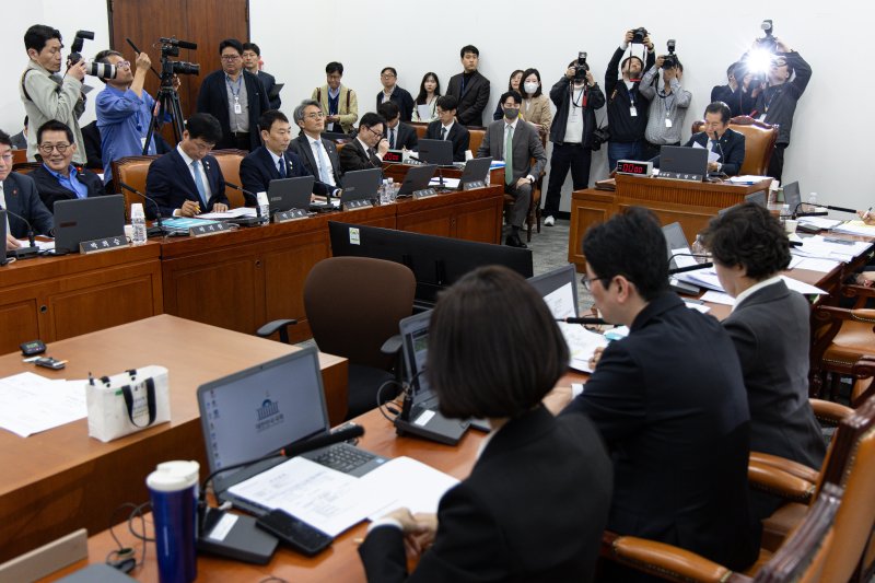 정청래 국회 법제사법위원회 위원장이 9일 오전 서울 여의도 국회에서 열린 제424회 국회(임시회) 법사위 제1차 전체회의에서 의사봉을 두드리고 있다. 2025.4.9/뉴스1 ⓒ News1 이재명 기자