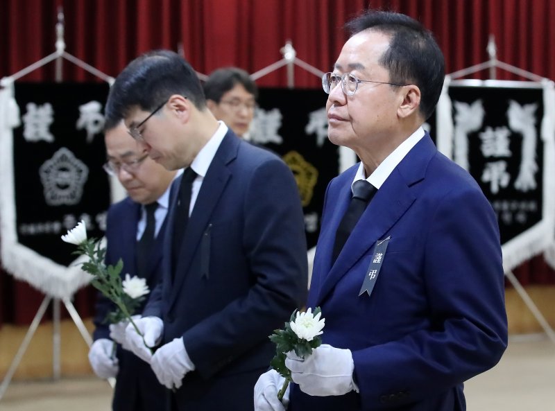 홍준표 대구시장이 9일 오전 대구 동구청 대회의실에 마련된 산불 진화 헬기 조종사 故 정궁호 기장의 추모 분향소를 찾아 헌화하고 있다. 2025.4.9/뉴스1 ⓒ News1 공정식 기자