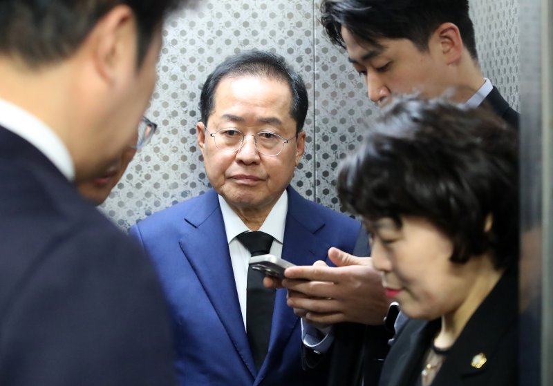 홍준표 대구시장이 9일 오전 대구 동구청 대회의실에 마련된 산불 진화 헬기 조종사 故 정궁호 기장의 추모 분향소를 찾아 조문한 뒤 취재진의 질문에 답하지 않은 채 청사를 떠나고 있다. 2025.4.9/뉴스1 ⓒ News1 공정식 기자