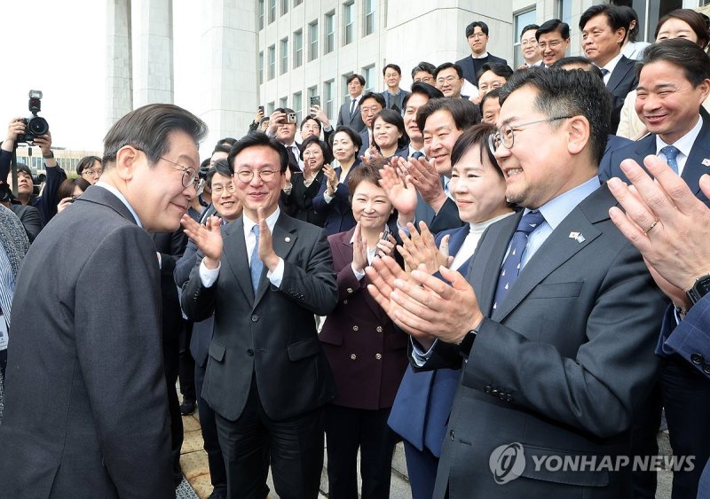 박수 받는 이재명 대표 (출처=연합뉴스)