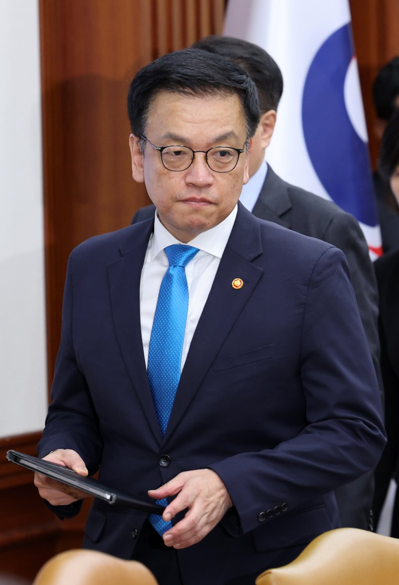 [서울=뉴시스] 배훈식 기자 = 최상목 경제부총리 겸 기획재정부 장관이 9일 오전 서울 종로구 정부서울청사에서 열린 경제관계장관회의 겸 산업경쟁력강화관계장관회의에 참석하고 있다. 2025.04.09. dahora83@newsis.com