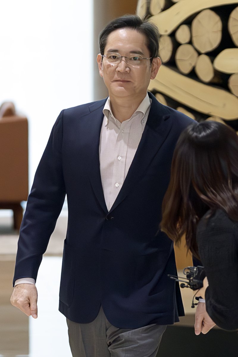 [단독] 이재용 회장, 日 양대 통신사 전격 방문...AI폰으로 '아이폰 왕국' 日 재공략