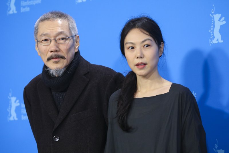 [베를린=AP/뉴시스] 홍상수 감독이 16일(현지시간) 독일 베를린에서 열린 제72회 베를린국제영화제 시상식에서 영화 '소설가의 영화'로 은곰상 심사위원대상을 받고 주연배우인 김민희와 함께 포즈를 취하고 있다. 2022.02.16.